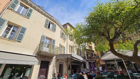 Situé au dernier étage d'une maison de village au cœur de Villeneuve-Loubet, cet appartement de 45 m2, composé de 2 pièces, présente un fort potentiel. Il se compose d'une pièce principale lumineuse, d’une salle d’eau et d'un WC. À rénover entièremen...