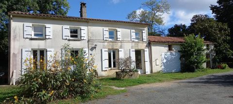 Patricia ROBIN vous propose cette petite maison de 126 m² , au coeur d une magnifique campagne sur la commune de St Savinien, village artistique et classé, pourvu de toutes les commodités, commerces, écoles et transport. Cette maison dispose au RDC/ ...