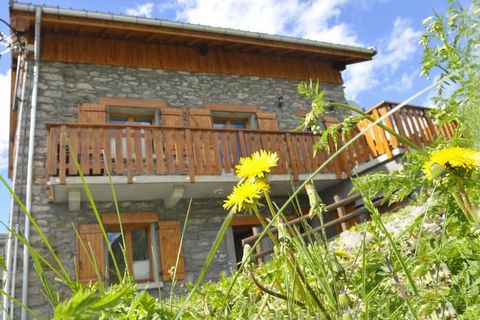 Gelegen op een hoogte van 1650 m, biedt dit ruime chalet u een adembenemend uitzicht op de bergen van de Vallée des Belleville. Dit chalet ligt in Praranger, een traditioneel berggehucht dat nu deel uitmaakt van de beroemde 3-valleien! Dit internatio...