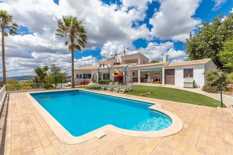 Située sur une colline près de la ville animée de Loulé, cette charmante propriété orientée au sud se compose d'un cottage de trois chambres sur un terrain. La maison principale comprend deux entrées, une cuisine avec buanderie, un salon/salle à mang...