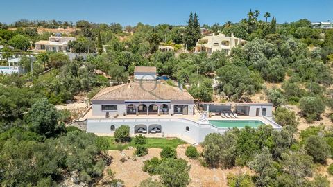 Découvrez le charme de cette villa de style quinta, de plain-pied et de 4 chambres, orientée au sud et nichée dans la ville pittoresque de Santa Bárbara de Nexe. Offrant des vues à couper le souffle sur la côte et l'océan, cette villa allie harmonieu...