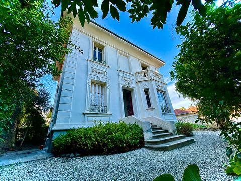 Located in the highly sought-after Poets district, close to the tramway and amenities, this 1920s mansion extends over three levels. Rare on the market, it has preserved period features, including magnificent stained glass windows, bringing character...