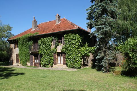 En Exclusivité; Dans une région réputée pour son architecture et ses étendues de prairies, la propriété est à moins de 30km de La Belgique et 1h de route de Metz et Thionville. La campagne et le calme dans un cadre exceptionnel. Dans une rue paisible...