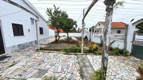 Frei stehendes Haus in Charneca da Caparica, in der Rua João Simões in Quintinhas. Wohnzimmer und Küche im offenen Raum sowie 2 Schlafzimmer und 1 Nebengebäude. KEINE LIZENZ ZUR NUTZUNG Buchen Sie Ihren Besuch !! Wir gehen nach: - Auf der Suche nach ...