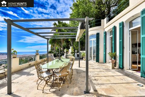 Exceptional location with a panoramic view. Superb 1930's style property with a lot of charm and benefiting from very nice services with quality materials and an elevator. The villa of 265m2 is composed of an entrance hall, 2 large receptions with ma...