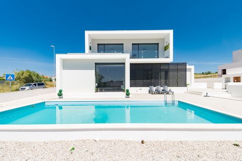 Bem-vindo a uma moradia unifamiliar cuidadosamente renovada, situada na bela natureza perto do Bombarral. Construída em 2010 e renovada em 2023, esta casa familiar moderna e cheia de luz oferece quatro quartos amplos e quatro casas de banho, distribu...