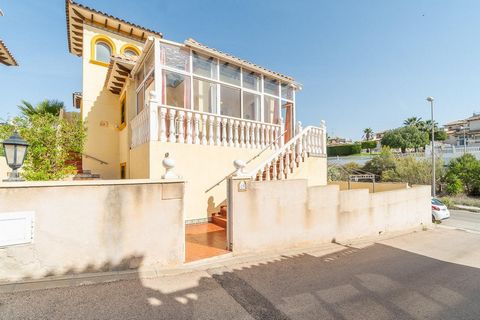 Deze villa met 3 slaapkamers en 2 badkamers biedt comfort; nabijheid van de belangrijkste bezienswaardigheden; Het biedt privacy, hoogwaardig design en materialen in een rustige omgeving. Op de semi-kelderverdieping bevinden zich 1 slaapkamer en 1 ba...