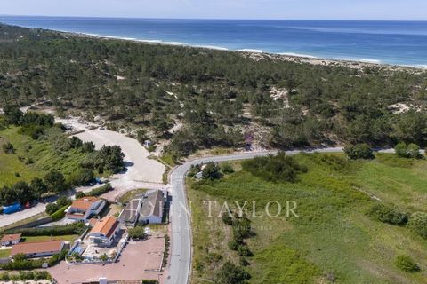 Terreno de 557m2 con proyecto aprobado para una encantadora villa estilo cabaña de 221 m2 con 3 suites, amplia zona de estar, jardín y piscina. Propiedad ideal a poca distancia de la playa de Pego, para unas vacaciones familiares inolvidables. Posibi...