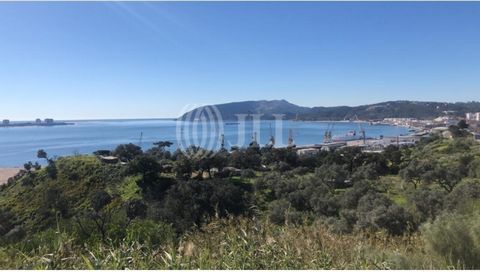 Terreno com 6.320 m2, localizado em Setúbal, com vista frontal de mar. Este terreno oferece um potencial de construção excecional, beneficiando de um índice de construção de 1,5, de acordo com o Plano Diretor Municipal (PDM) da Câmara Municipal de Se...