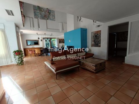 Located in Narbonne (11100), this property benefits from an ideal location close to the city center, offering easy access to shops. Amenities such as air conditioning, disabled access and fiber connection make it a practical and comfortable place to ...