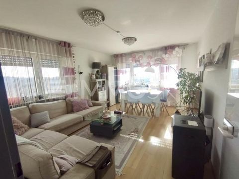 Diese geräumige 3-Zimmer-Wohnung bietet auf ca. 89 m² Wohnfläche ein komfortables Wohnambiente in einem gepflegten Mehrfamilienhaus mit insgesamt 40 Parteien. Das im Jahr 1964 erbaute Gebäude wurde laufend instand gehalten, zuletzt wurde der Aufzug i...