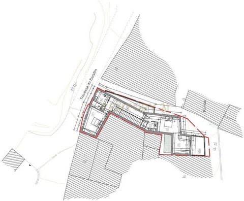 Moradia de dois pisos, com dois quartos e garagem independente, para recuperação total e com sugestão de projeto para construção. Fica situada, na localidade de Castelo Picão, freguesia do Milharado. Fácil acesso a transportes públicos, com diferente...