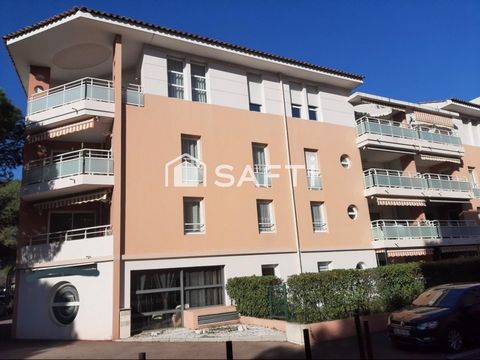 A seulement 200 mètres du bord de mer, ce spacieux appartement en rez-de-chaussée est vendu avec un parking privatif en sous-sol