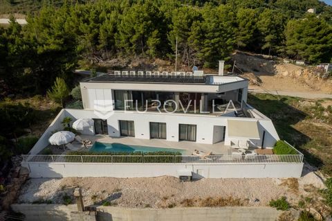 Solin, Klis, newly built villa NKP 221 m2, with parking for 3 vehicles and an outdoor pool, built on a plot of land of 470 m2 with a view of the sea and Split.The villa has a basement and a ground floor. In the basement there are four bedrooms, three...