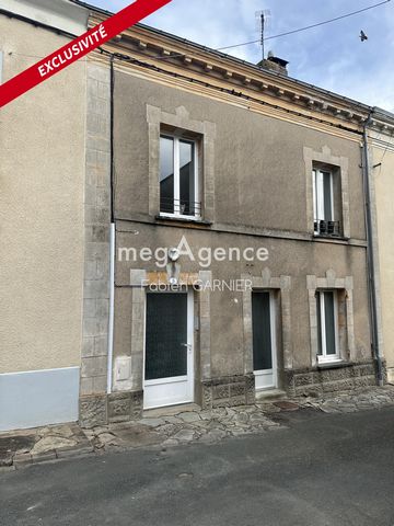 Immeuble de rapport à Chanzeaux;comprenant 3 Appartements de type 2, bonne rentabilité d'environ 6 % idéal investisseurs