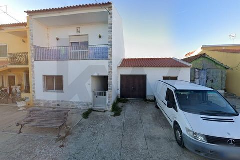 Na Aldeia Avieira do Escaroupim, em Salvaterra de Magos, uma vila portuguesa pertencente ao distrito de Santarém e à província do Ribatejo, encontrará esta propriedade que também pode ser vendida em separado. Tratam-se de duas frações que foram junta...