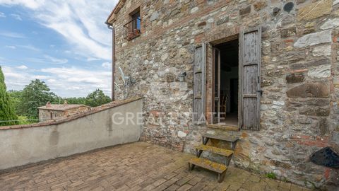 In a panoramic hill surrounded by a charming village between Umbria and Tuscany, a large manor house with land and swimming pool to be fixed. The property is on 4 levels and consists of a ground floor with garage, tool shed and rough rooms with firep...