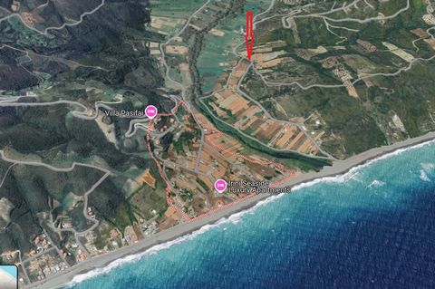 Terrain avec vue sur la mer à vendre à Mourteri, Eubée. A vendre est un grand terrain d’angle de 1014 m². dans le quartier pittoresque de Mourteri, Eubée. Le terrain est situé près de la mer et offre de belles vues sur l’eau. Le terrain est inclus da...