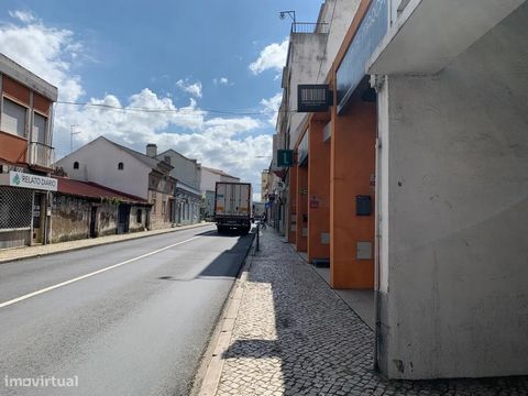 Loja para Venda no Carregado Localização Privilegiada – Rua Pinto Barreiro, Carregado Esta loja bem localizada no Carregado oferece excelente visibilidade e fácil acesso, sendo ideal para comércio ou serviços. Entre outras características podemos des...