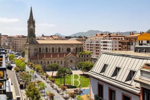 Barnes presenta un ático moderno ubicado en una de las zonas más demandadas de San Sebastián, a escasos pasos de la playa de Zurriola y del entorno natural del Monte Ulia. La vivienda de 95 m² se compone de un espacioso salón con cocina americana tot...