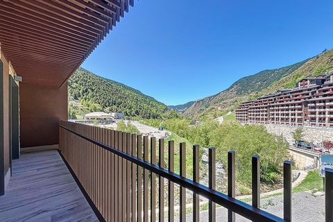 Ontdek deze prachtige nieuwbouwproject gelegen in El Tarter. Met een oppervlakte van 93,67 m² biedt deze woning een moderne en ruime omgeving om met volle teugen van te genieten. De keuken, geïntegreerd in de woon-eetkamer, creëert een gezellige en f...
