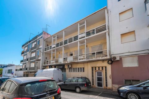 À venda em Loulé, um edifício histórico localizado próximo à avenida principal da cidade. Este prédio de caráter único oferece uma combinação perfeita de espaço residencial e comercial. No rés-do-chão, encontra-se uma ampla loja comercial com 280m², ...