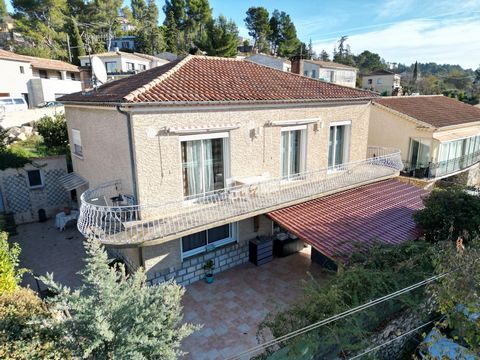 Maison de 170 m² divisée en 2 appartements loués à Apt, dans une impasse calme et proche des commerces