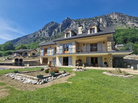 Grande maison de charme avec une jolie vue déagée sur les Pyrénées Ariegeoises