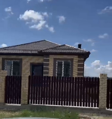 Арт. 99204907 Продается уютный дом площадью 80 квадратных метров на участке 5 соток в станице Голубицкая Темрюкского района. Это небольшой коттеджный поселок прямо на берегу моря. Все дома продаются с предчистовой отделкой: стяжка пола, белая штукату...