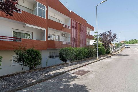 T3 à Venda no Sobralinho Excelente apartamento T3 localizado no Sobralinho, ideal para quem procura conforto e funcionalidade num ambiente tranquilo e bem estruturado. Características do Imóvel: • 3 quartos com roupeiro, sendo um deles suite com poli...