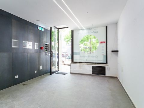 Shop for rent located in the Gonçalves Crespo building, between Estefânia and Marquês de Pombal. The original shop is spread over two floors, ground floor (105 sqm) and basement (107 sqm), totaling 212 sqm. It has a ground floor window facing the str...