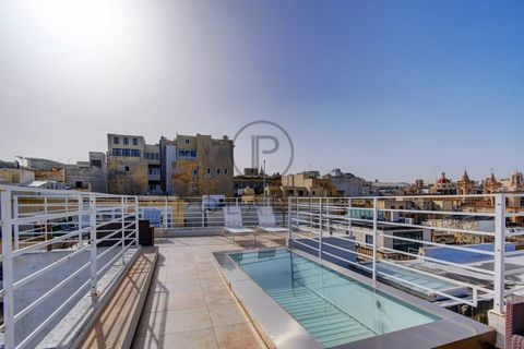 Detta eleganta radhus, som ursprungligen härstammar från Johanniterriddarnas tid, har kärleksfullt restaurerats och kombinerar historisk charm med modern minimalism. Nyligen renoverad i elegant parisisk stil har den behållit sin klassiska karaktär – ...