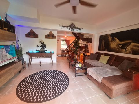 Ervaar de ultieme levensstijl aan de kust met dit pas gerenoveerde appartement met 2 slaapkamers te koop, gelegen in het serene noordelijke deel van Patong Beach, Phuket. Dit rustige toevluchtsoord, te midden van prachtig aangelegde tuinen, ligt op s...