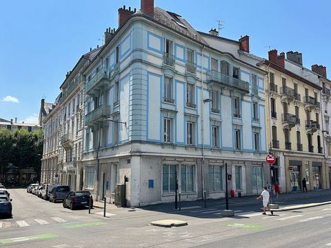 MURS COMMERCIAUX, à vendre ou à louer, CHAMBERY (73), centre ville 246m2, angle de rue, bonne visibilité