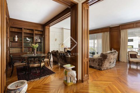 This spacious property is located on one of the most prestigious streets in Barcelona's Zona Alta. With a built area of 285 m², it represents an excellent renovation opportunity in one of the city's most sought-after residential areas. In addition to...