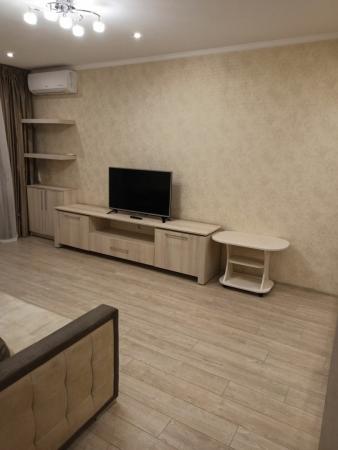 Комсомольская улица, 22А. Пишите в вотсап Также имеется двушка рядом и частный дом К/У входят в стоимость! Работа ведется по договору. Все документы готовы. Сдаётся чистое жилье на долгий срок. Квартира с мебелью, посудой и бытовой техникой. Можно с ...