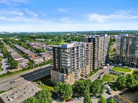 Penthouse unique situé au dernier étage, offrant une vue dégagée sur le nord et un environnement paisible grâce à son emplacement en coin. Trois chambres de bonnes dimensions, espace à aire ouverte baigné de lumière naturelle. Cuisine rénovée avec ma...