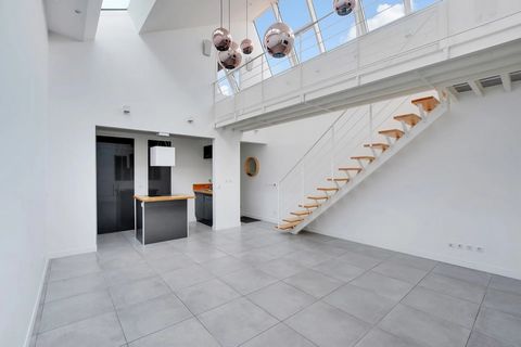 Ontdek deze unieke loft in het hart van Nanterre, verdeeld over een royale 79,41 m². Met 3 slaapkamers biedt deze woning voldoende ruimte voor individuele ontwerpopties. De open architectuur en hoogwaardige materialen zorgen voor een moderne en uitno...
