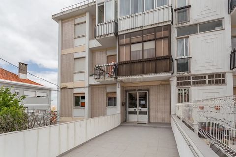 Fantastic apartment in the center of Ramada in Odivelas. This apartment consists of 2 bedrooms, a bathroom, a spacious living room, a kitchen with a separate laundry area, ready to move into. If you are looking for an apartment to live in or as an in...