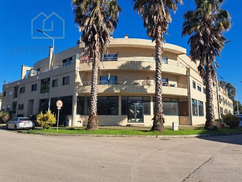 Loja Comercial com Excelente Visibilidade a 800m da Praia da Madalena, Vila Nova de Gaia - Porto. Espaço comercial de grandes dimensões, com excelente localização, visibilidade e potencial para diversos tipos de negócio ! Localizada em gaveto com 35 ...