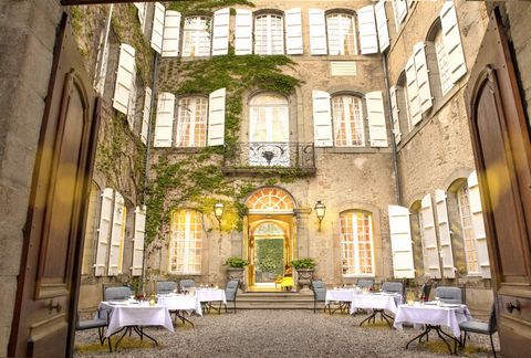 Bâtisse Historique , jardin et piscine , coeur de ville .