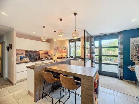 Superbe appartement de 175 m2 avec terrasse , jardin , garage de 80 m2 en centre ville de Cahors