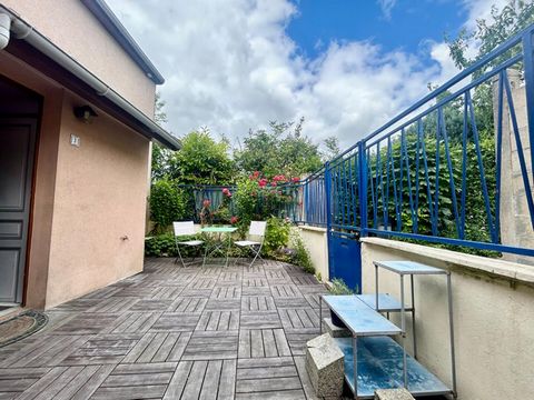 FONTENAY SOUS BOIS, tout près des Ecoles Jules Ferry et Elisa Le sourd, Sophie GONZALES a le plaisir de vous proposer, Une Maison de 113m² habitables disposée ainsi : -Rdc : séjour sur petite terrasse, cuisine (possible de l'ouvrir sur le séjour), sa...