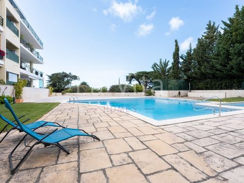Luxuoso Apartamento T3 - Condomínio Fechado com piscina no Centro do Estoril. O privilegio de morar no Estoril, a 500 metros da icónica praia do Tamariz, num elegante condomínio fechado com piscina e bonito jardim. O apartamento tem vista para o mar,...