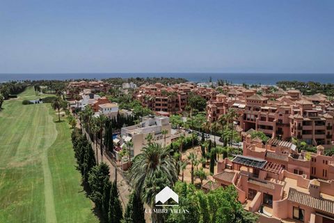 Cumbre Villas presenteert dit ruime huis te koop in Playa Granada, gelegen in een semi-private gemeenschap direct tegenover de golfbaan van Motril. De woning is gebouwd in 2004 en biedt ruime kamers verdeeld over drie verdiepingen, met een panoramisc...