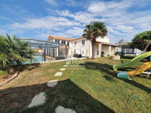 Située dans un cadre paisible et recherché à Esnandes cette belle maison de 216 m² vous séduira par ses volumes généreux, sa luminosité et ses prestations de qualité. 5 chambres spacieuses, idéales pour une grande famille ou pour recevoir Une grande ...