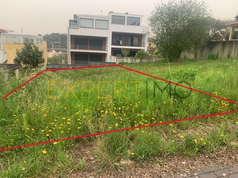 For sale, plot of land in one of the most privileged areas of Leiria, Santa Clara area. For construction of semi-detached house up to 4 floors (basement, ground floor, 1st floor and attic). Close to all public services, including Nurseries, Furniture...
