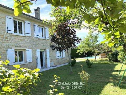 Gelegen in een rustige buitenwijk van Sarlat-la-Canéda (24200), de middeleeuwse parel van de Périgord, combineert dit volledig gerestaureerde hardstenen huis modern comfort en het cachet van het oude. Een echte oase van rust genesteld in een groene o...