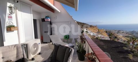 Référence: 04352. Grand et brillant appartement dans le complexe résidentiel The Sunset, situé dans la région exclusive de Torvisca, Costa Adeje. La maison a un salon spacieux avec cuisine ouverte et un accès direct à une terrasse de 21 m² avec vue p...