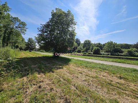 À saisir, un terrain de loisirs de 238 m² à Cepoy pour un prix de 7 000 euros. Terrain non constructible. Possibilité de créer d'une cabane dans les arbres, clôturer à 2 mètre, jardinage, élevage d'animaux, couper tout les arbres sauf les chênes. Ne ...